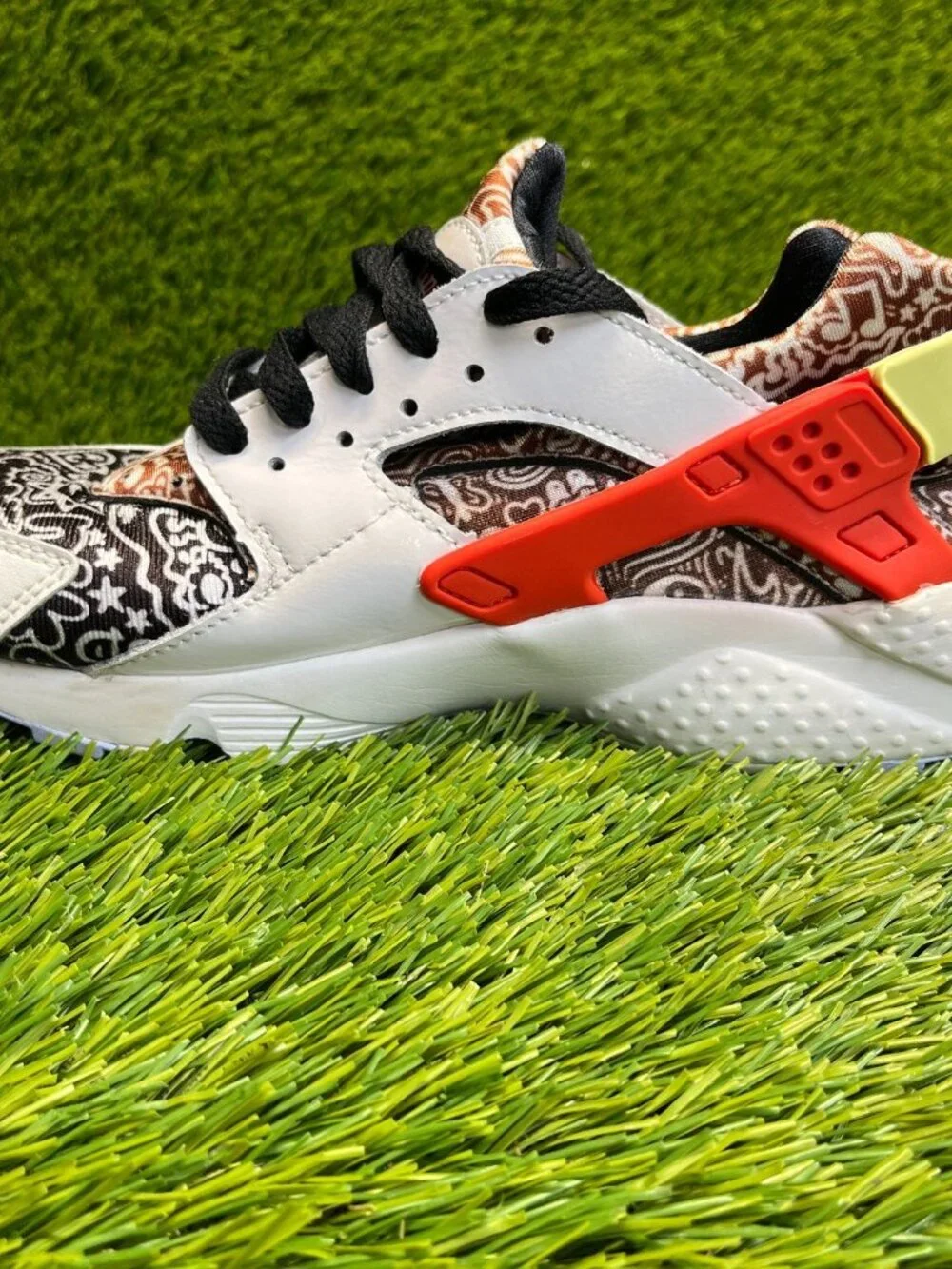 Nike Air Huarache Run‎ SE Boys Size 5Y White Athletic Running Shoes Sneakers